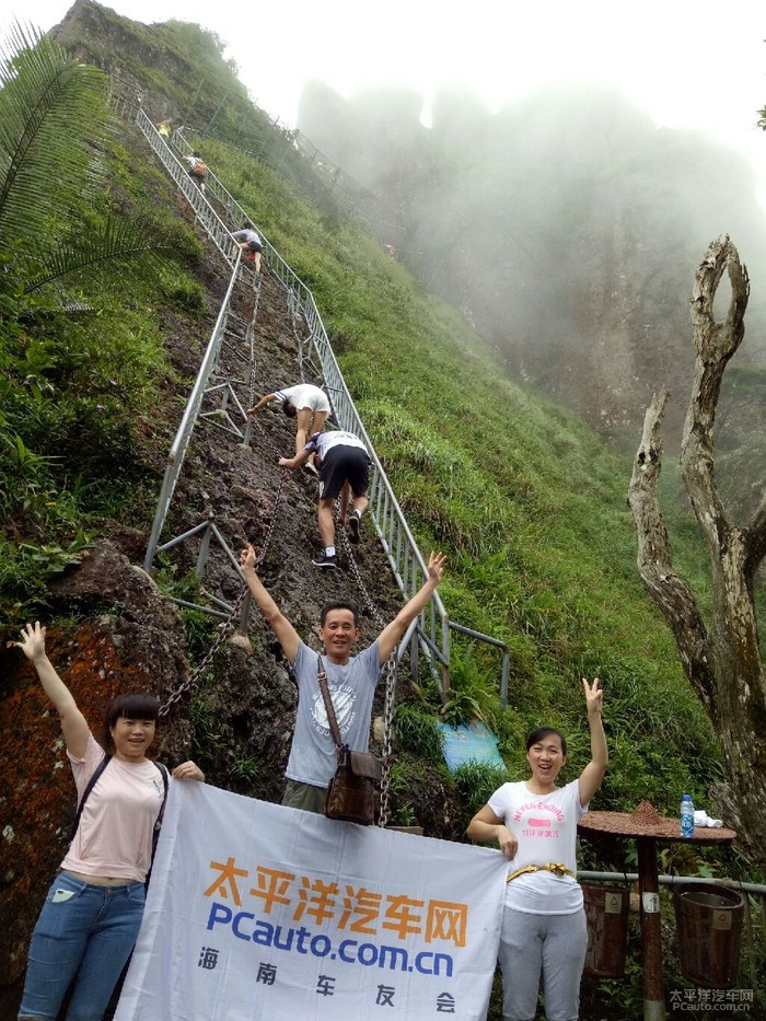 距保亭县城7公里,是海南有名的旅游登山风景区,七仙岭由七个石峰似人
