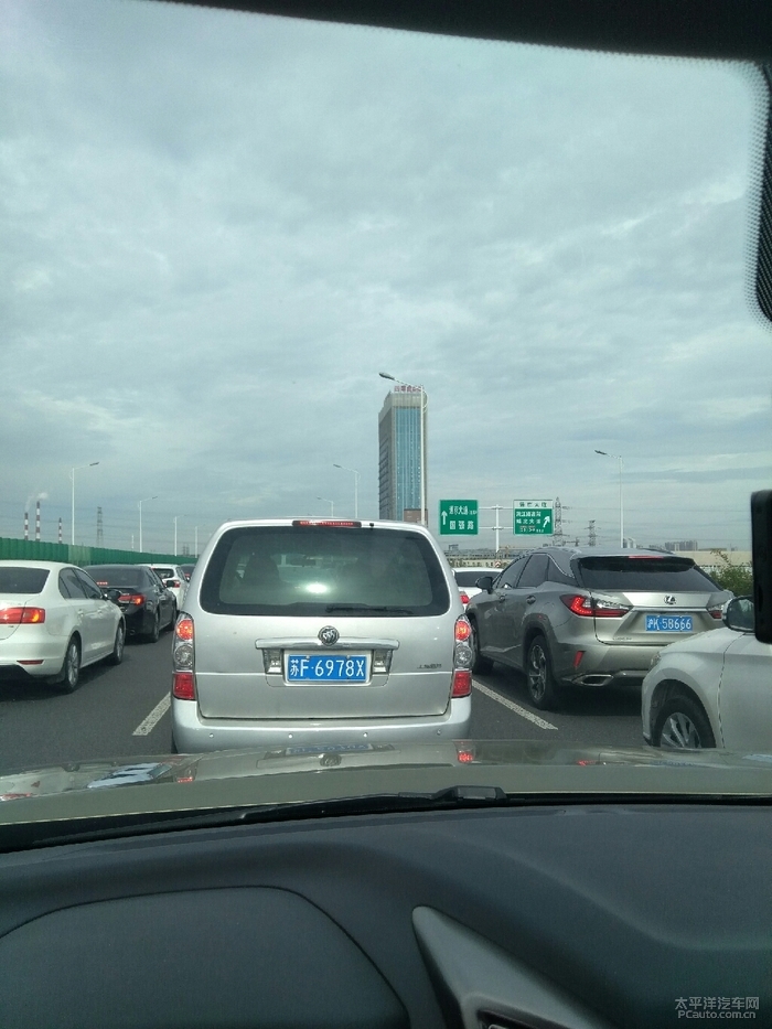 南通江海高架大堵车,走不了了.