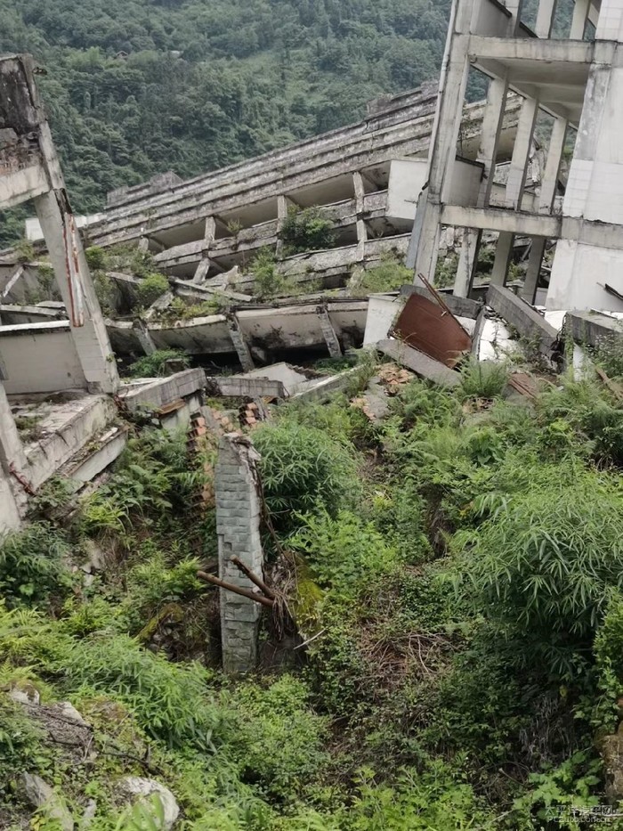 四川长安家族和车友一起自驾映秀逛映秀新城观地震遗址