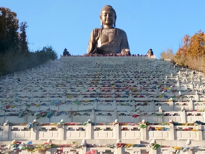 寺庙后面的山上就是那六鼎山大佛,一层层台阶回曲而上,每一层