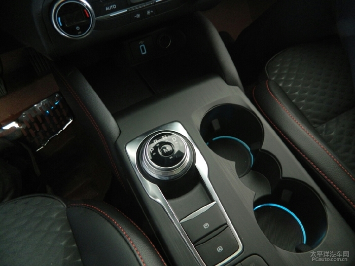 旋钮式换挡与电子驻车,水杯架底部配有氛围灯