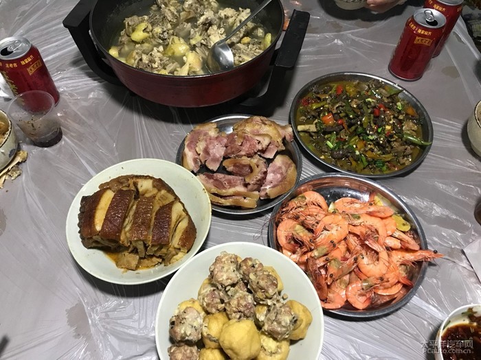 回到家里,刚好饭点,少不了又是一桌大鱼大肉.