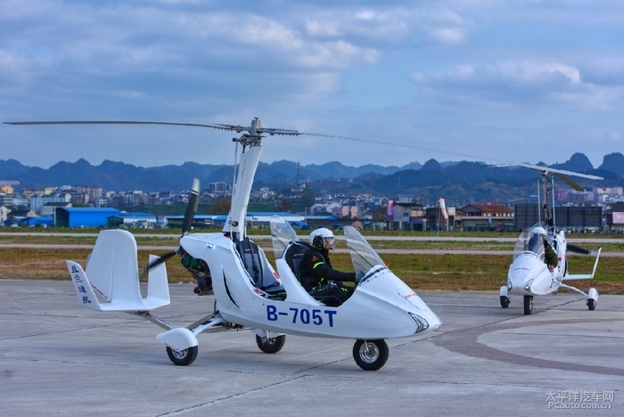 参观旧州二战机场空中表演再现战争时期空中战斗情景