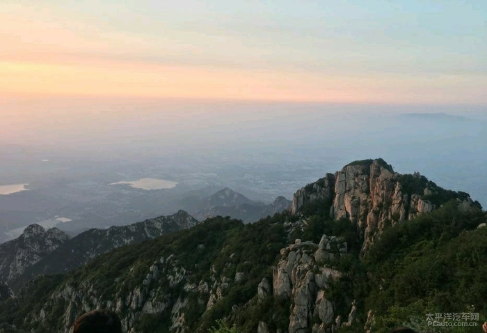 探岳在身边泰山日出之日出东方光芒万丈