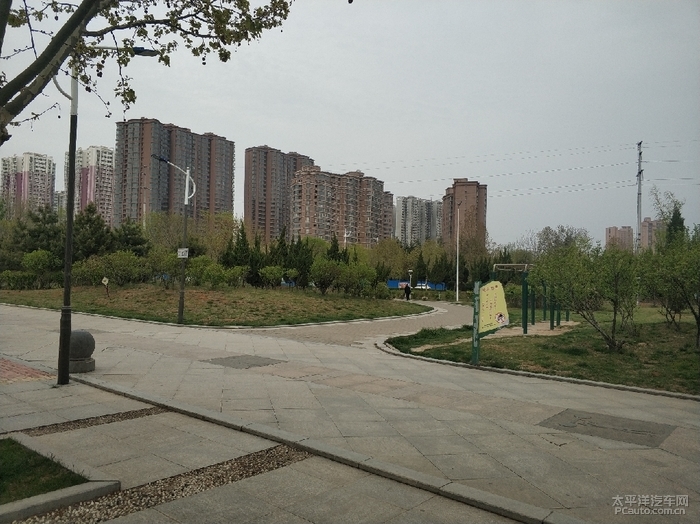 周末带娃义马体育公园玩耍