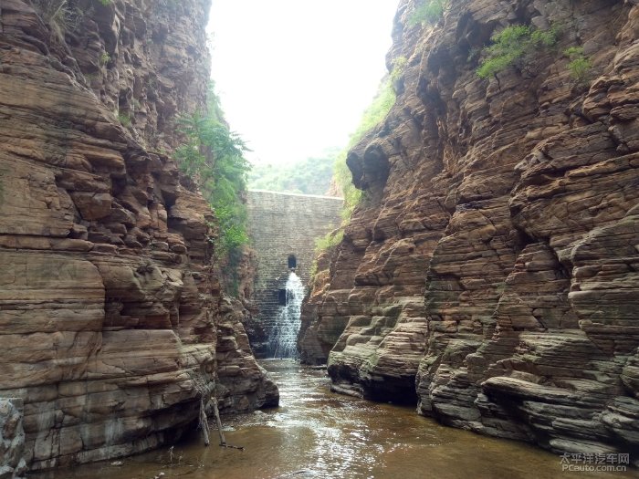 和朋友一起去探险八里峡山谷