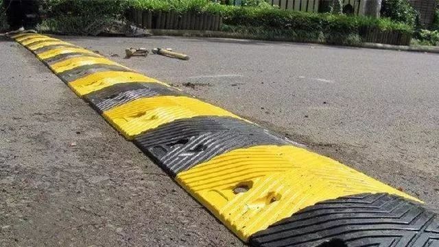 中國特色的汽車減速帶，總有一款能讓你淚流滿面！