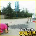 女司機(jī)提新車當(dāng)街跪拜，這是鬧哪樣？