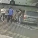【视频】男子骑车逆行撞车暴跳如雷，对方车上下来4个人瞬间“蔫了”
