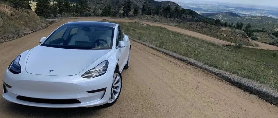 特斯拉Model 3首次登頂國內(nèi)電動汽車暢銷榜