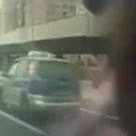 【视频】出租车突然变道 卡车急刹车钢管压塌驾驶室