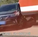 奇葩，私家車與火車搶道被撞，車主質(zhì)問：會(huì)開火車不？