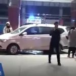 新生兒危在旦夕，應(yīng)急車道卻被擋，病人家屬怒砸車！