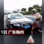 奥迪男撞倒妇女，跪地哭喊：对不起！网友：态度好减罚吗？