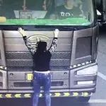 【视频】疑为躲避处罚 女子趴大货车车头“用生命挡车牌”