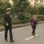 马路变成操场？老太太一番操作吓坏蜀黍…