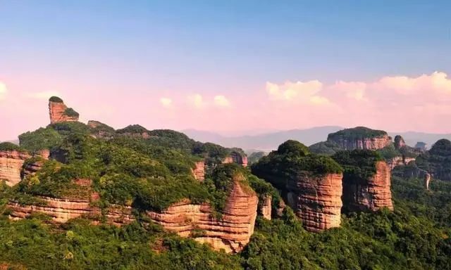 丹霞山位于粤北仁化县城南九公里处,以"奇,险,美"着称,因"色如渥丹,灿