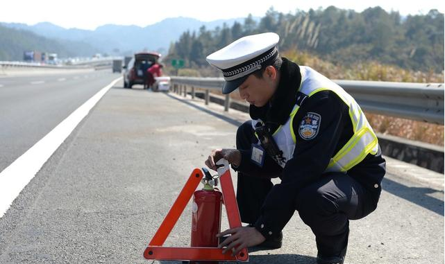 應(yīng)急車道到底是干嘛的？車壞了停在應(yīng)急車道也被扣分罰款了！