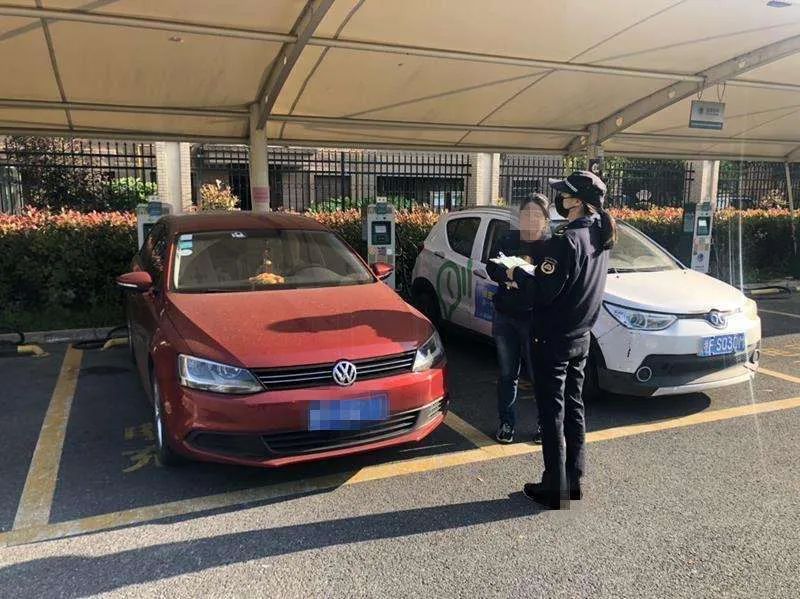 燃油車?？侩妱?dòng)車專用充電車位， 于理不符，于情更是不通！