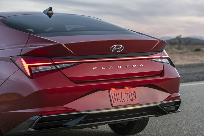 现代elantra240t,现代elantra2020 还巧妙与现代品牌logo形象融合,极具辨识度,elantra字样放置于logo
