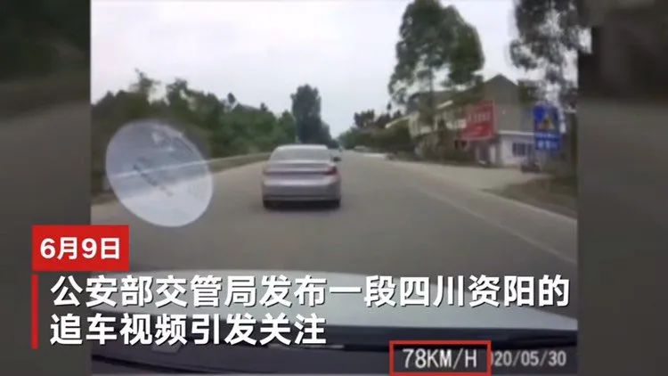 母親載倆孩子疑似撞見出軌丈夫，瘋狂撞擊小三車致慘烈翻車！