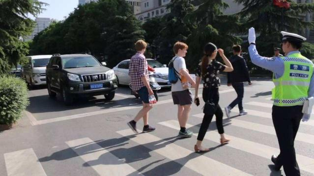 禮讓行人反被扣3分罰200?最新禮讓規則:這樣做可以免罰!