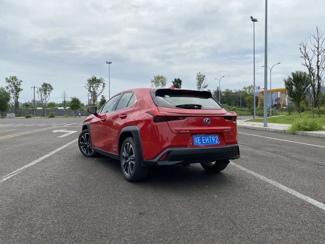 試駕雷克薩斯UX 260h：一臺(tái)個(gè)性鮮明的油電混合跨界車