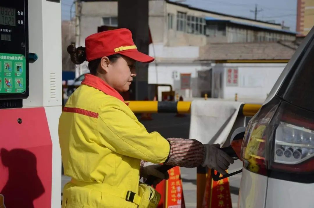 汽車一次只加200塊油？修車師傅：不懂就別開，發(fā)動(dòng)機(jī)不壞才怪