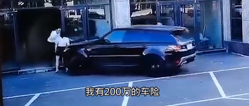 “我有200萬車險，撞死你我也賠得起！”路虎女司機連撞路人3次，結果...