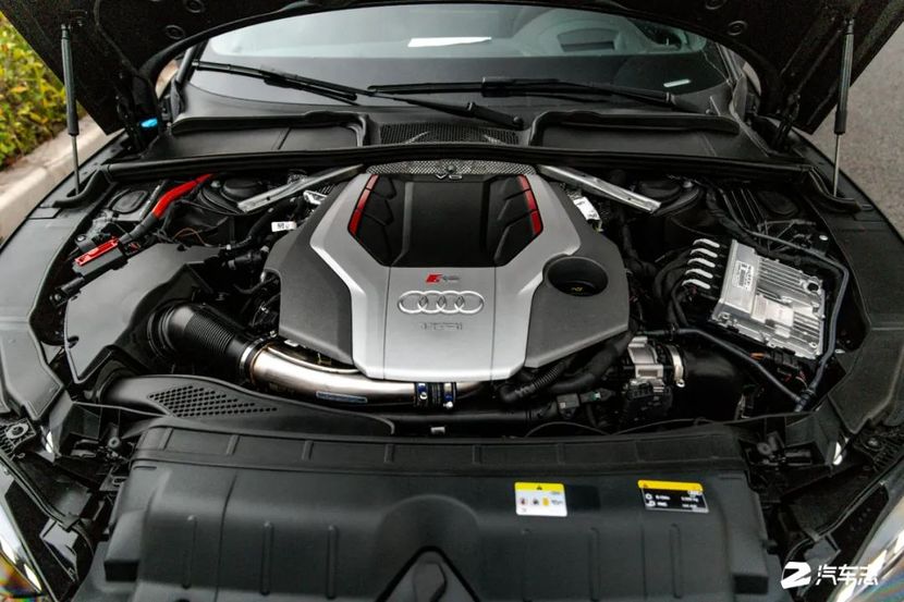 9tfsi 双涡轮增压v6发动机,它的最大马力达450匹,发动机在1900转时便