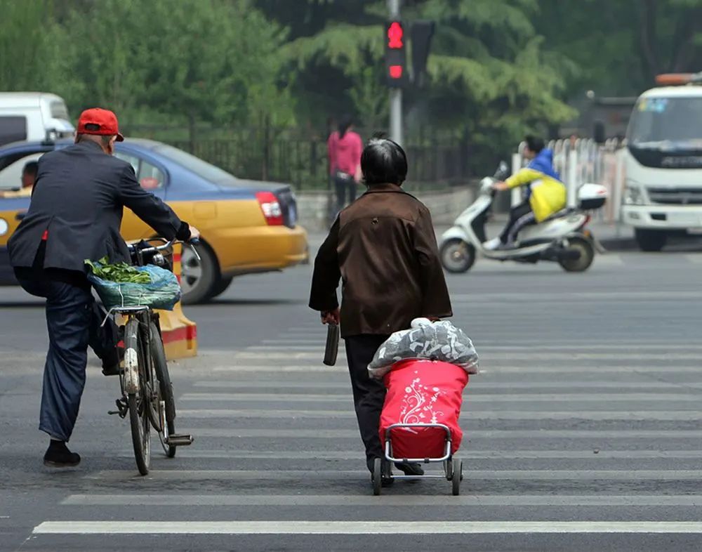 行人闖紅燈被撞身亡，車主需要承擔(dān)責(zé)任嗎？交警給出了解答