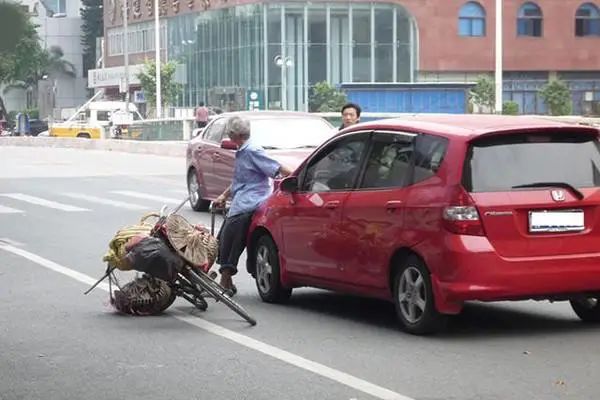 碰瓷黨又出新套路,行車記錄儀也防止不了,已經有車主中招