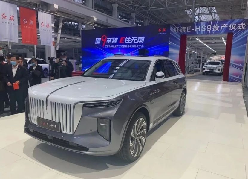 e-hs9此前在2020北京车展期间开启预售,预售价区间为55.00-75.00万元.