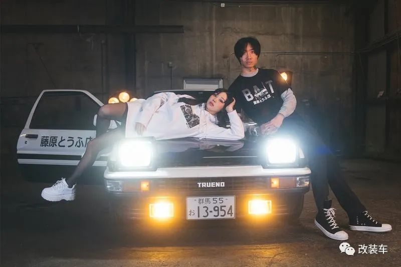 除了手表,bait还推出了 头文字d联名的t-shirt,外套,帽子等服饰,买上