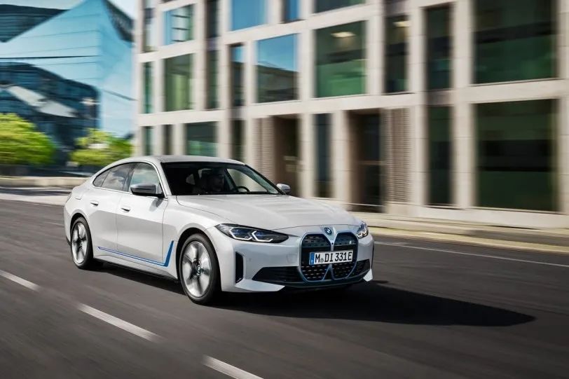 BMW i4 动力系统篇，智能轻量化设计和优化空气动力学