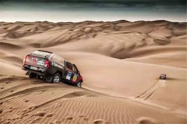 在你吹着西瓜吃空调的时候正有一群人在沙漠里飚车，快看看有没有你家车