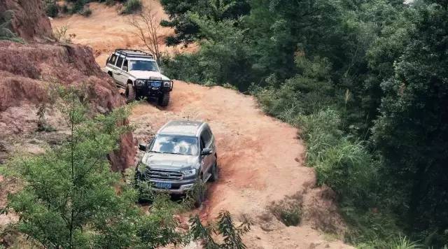 牧馬人、普拉多、撼路者、勁暢！美、日硬派越野車實戰風車山！