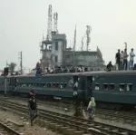 【视频】堪称印度“春运”，开挂民族是如何坐火车的？