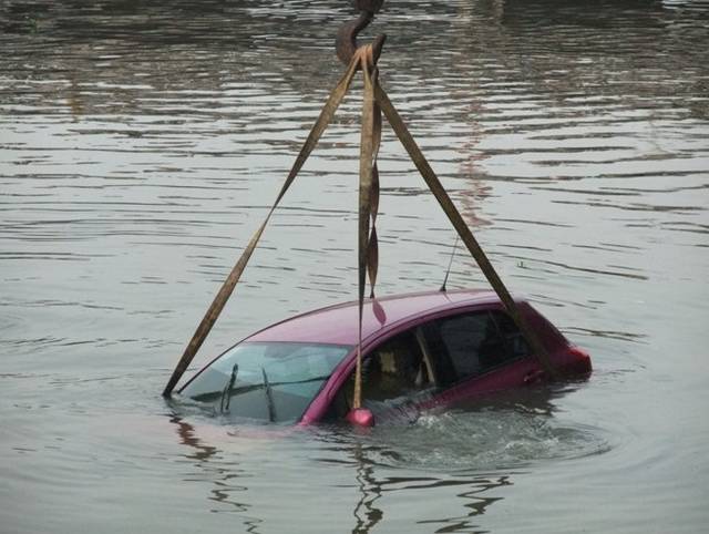 汽车落水，车内毫无救生工具，应该如何自救？