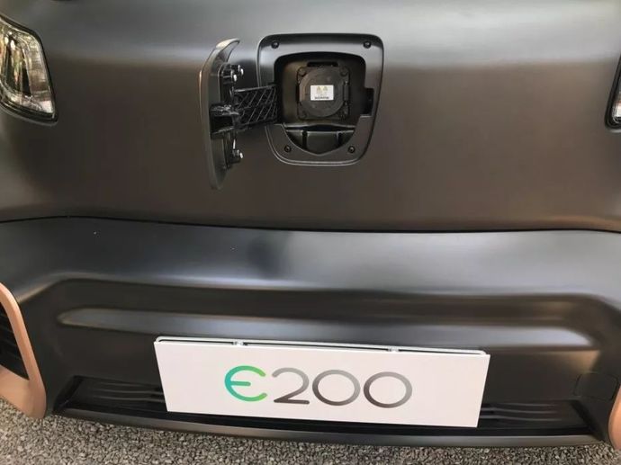 宝骏e200只有一个慢充接口,厂家不希望对公共充电桩形成依赖,它可以