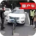 比拍電影還精彩！摩托車追尾SUV，結果直接掛在車頂上…