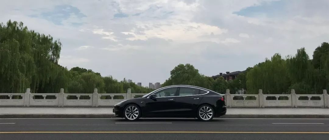 試過(guò)Model 3后的疑惑：我們?cè)趹涯钊加蛙嚨氖裁矗?></a>
                                
                                <div   id=