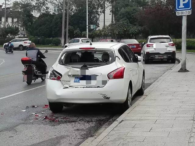 全城通緝！婁門橋私家車被撞毀，肇事車竟逃逸了！