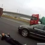 男子在高速公路躺地上报假警，原因居然是...