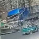 【視頻】轎車逆行迎面狠撞大貨車致3死：轎車頭被撞碎散落一地 監控曝光