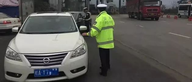 車后座到底能不能放行李？法律：最高罰10萬！