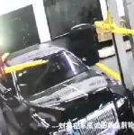 劳斯莱斯从举升机上掉下，修车小哥被砸身亡