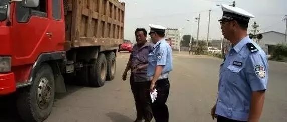 高速路口的檢查站，交警最容易攔下什么車(chē)檢查？