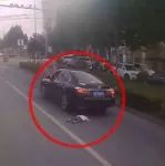 【视频】揪心，女童从三轮上掉下，被轿车碾压2次！