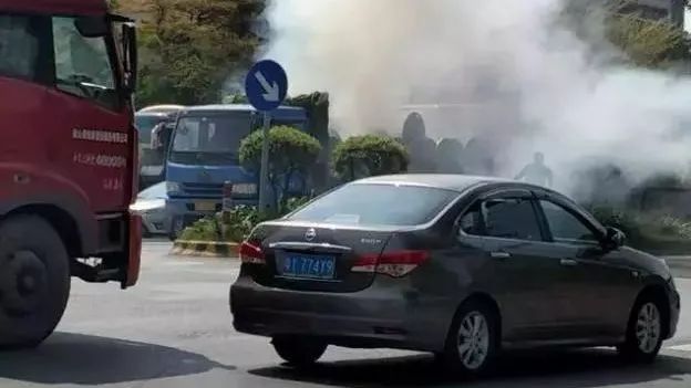 貨車起火還要往加油站開？司機的解釋令人哭笑不得
